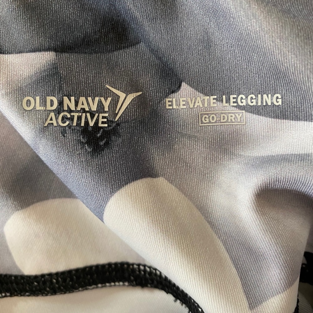 Elevate Go-Dry Cropped Leggings - Picture 2 of 3